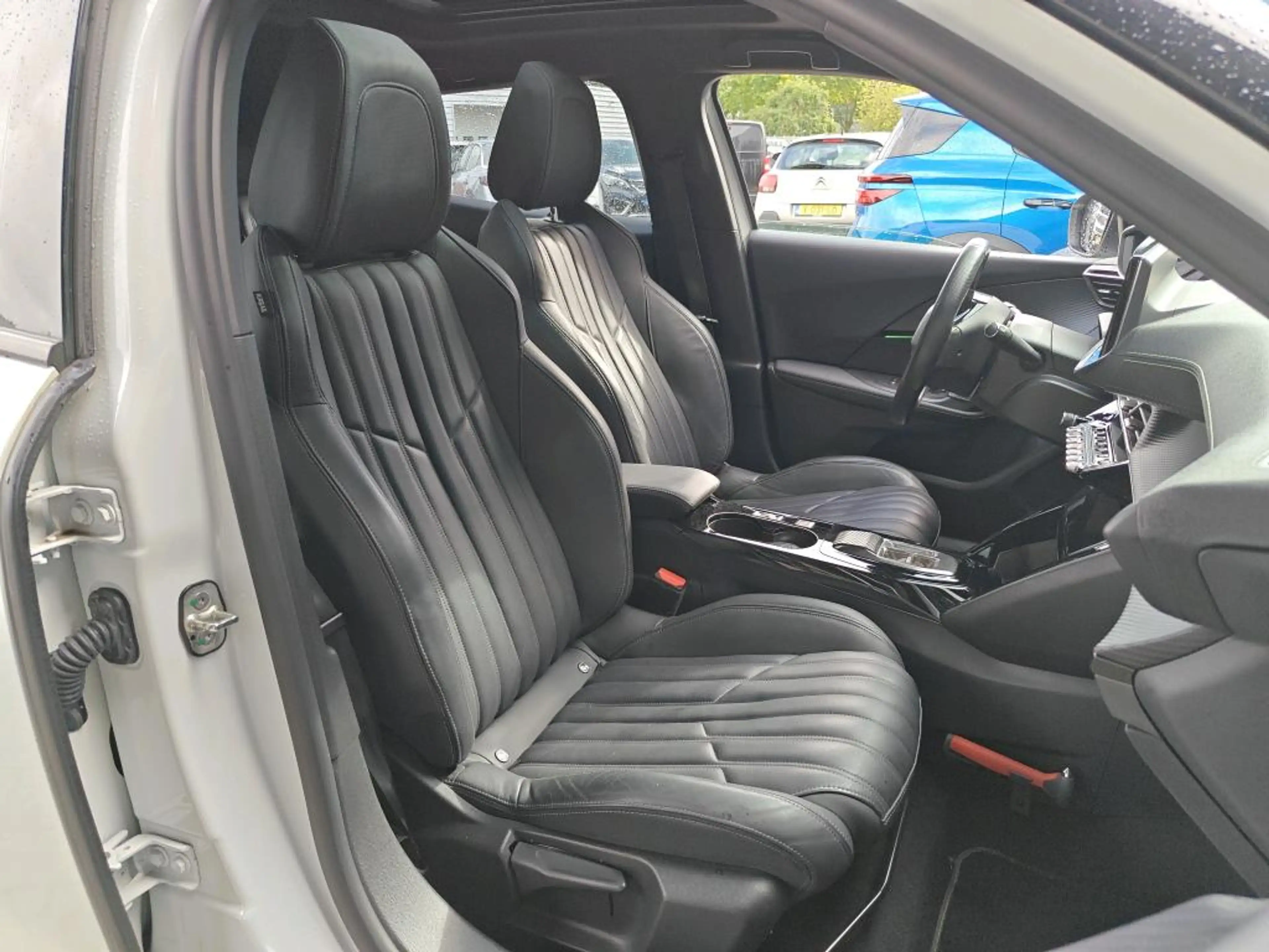 Peugeot e-2008 EV GT Pack 50 kWh | Fase 3 laden | SOH 97,50% | Pa — photo 6
