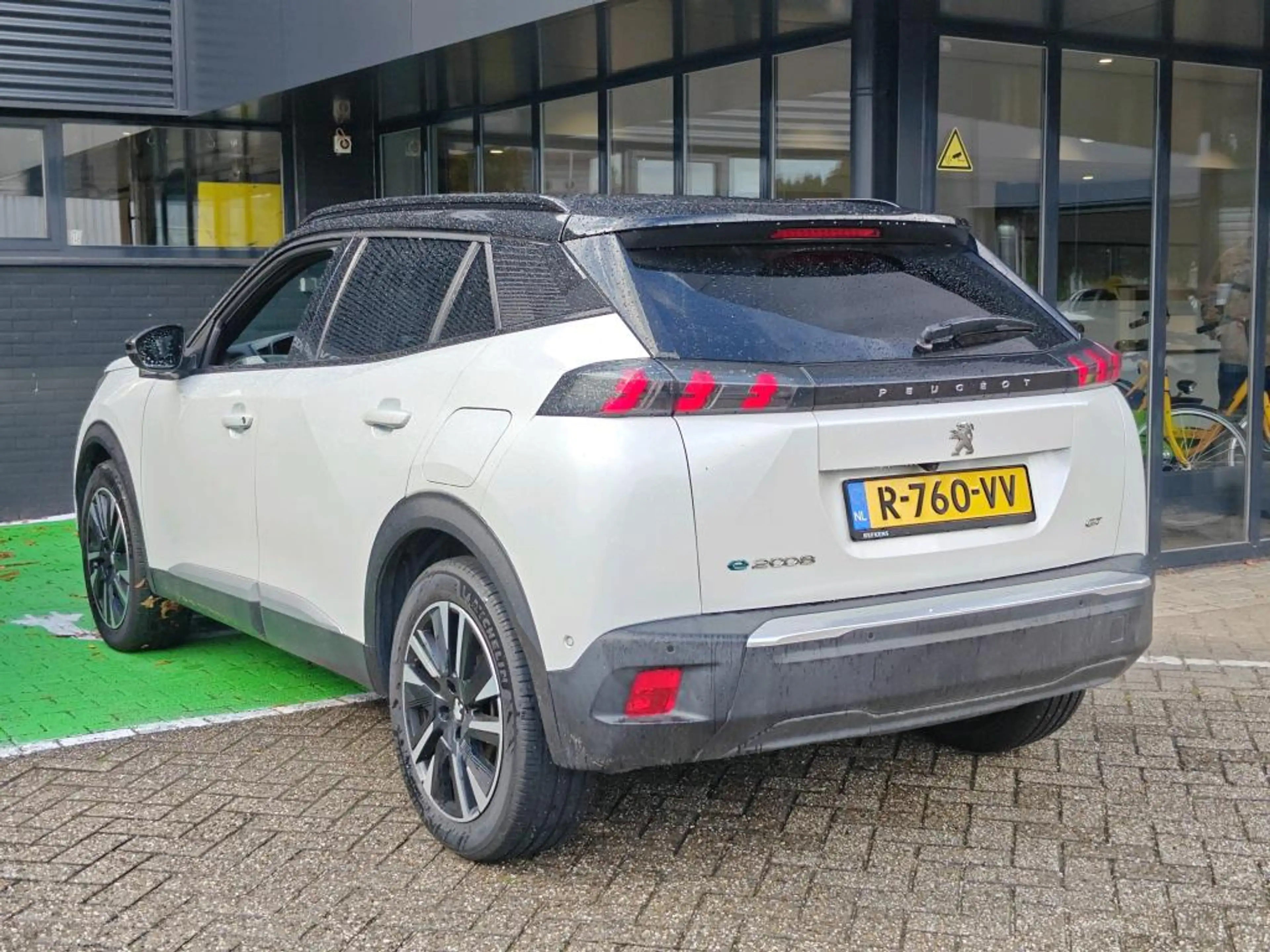 Peugeot e-2008 EV GT Pack 50 kWh | Fase 3 laden | SOH 97,50% | Pa — photo 4