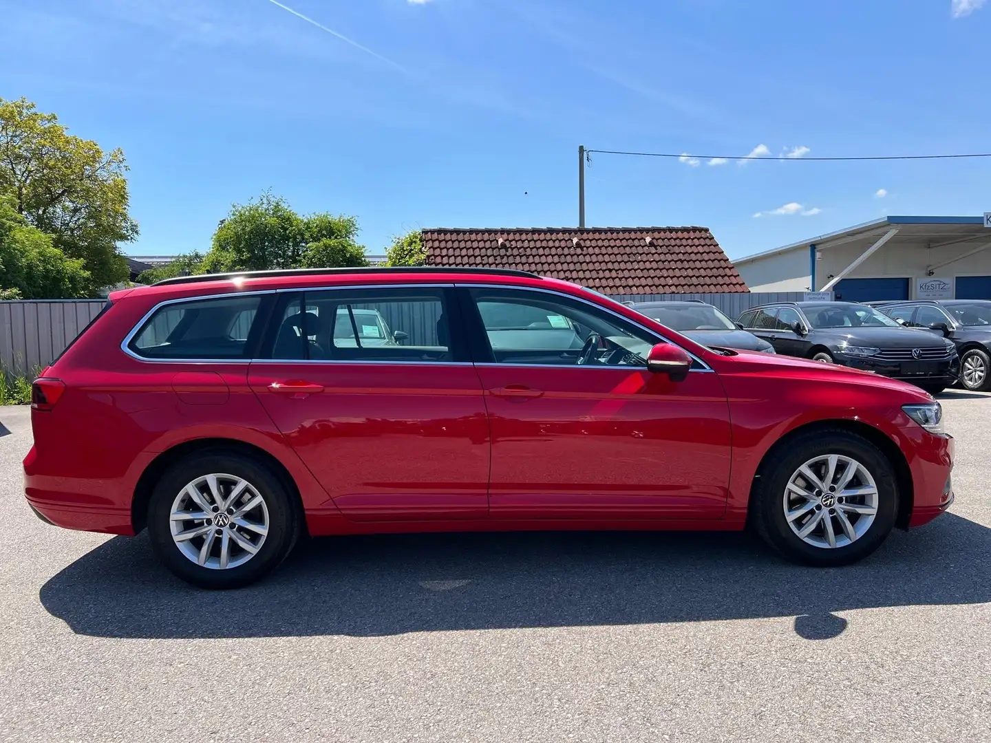 Volkswagen Passat Variant Business 2,0 TDI DSG | VIRTUAL Rojo - 2