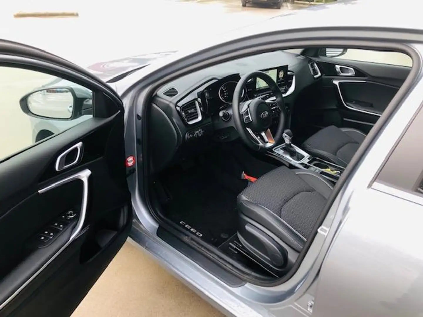 Kia Ceed / cee'd 1.5 T-GDi DynamicPlusLine Automaat 160pk MHEV/Trek Gris - 2