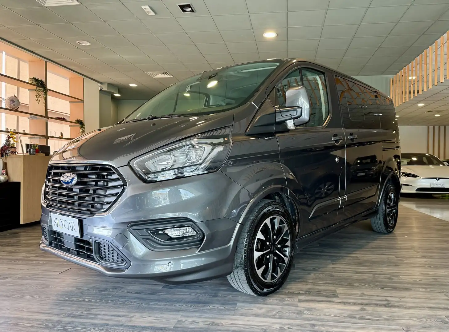 Ford Tourneo Custom 320 2.0 EcoBlue 170CV aut. PC Sport . Il prezzo è Grigio - 1