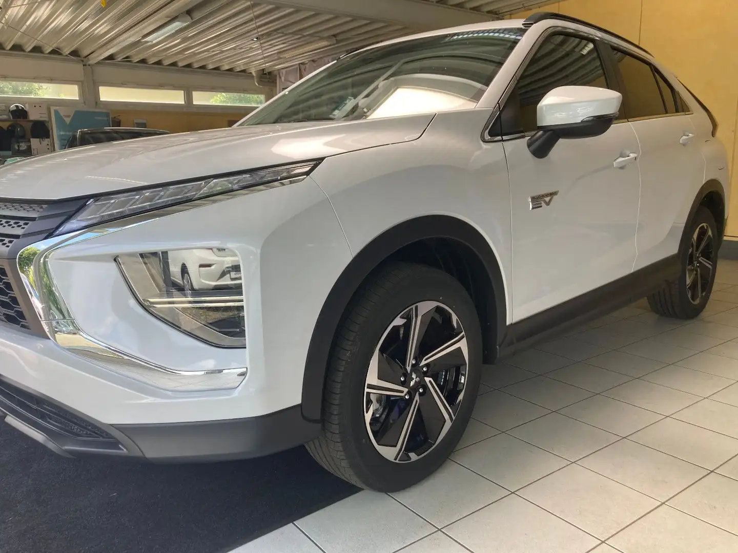 Mitsubishi Eclipse Cross Basis Hybrid 4WD Weiß - 2