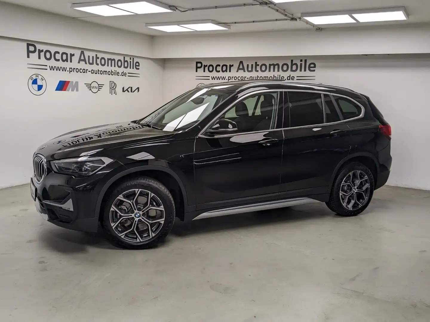 BMW X1 xDrive20d  xLine Pano AHK DA PA HuD HiFi 18'' DAB Zwart - 2