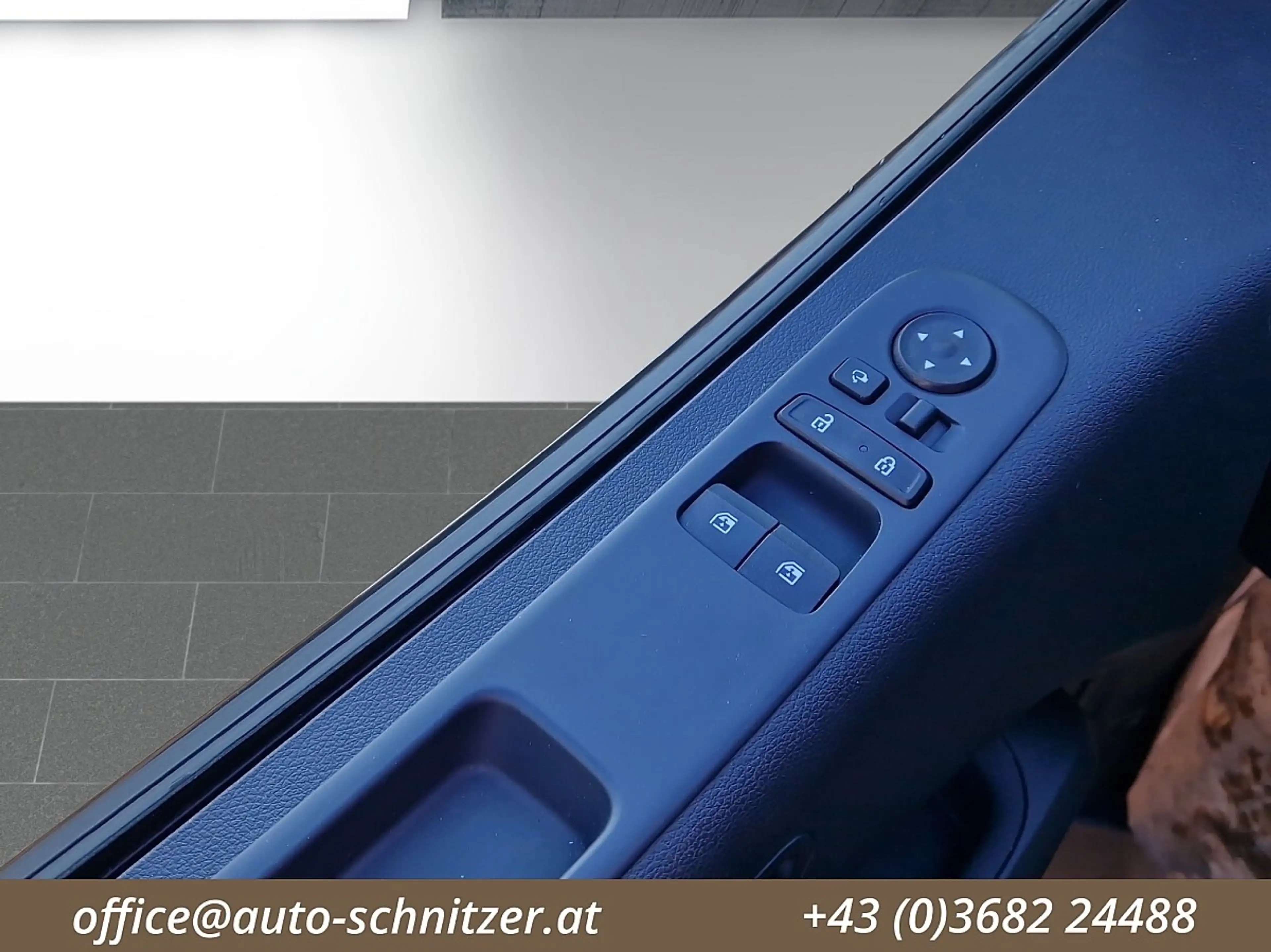 Hyundai STARIA Staria Bus 2,2 CRDi Trend Line 4WD 9 Sitze DCT ... — photo 12
