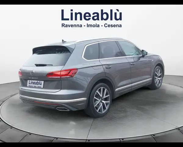 Volkswagen Touareg view 5