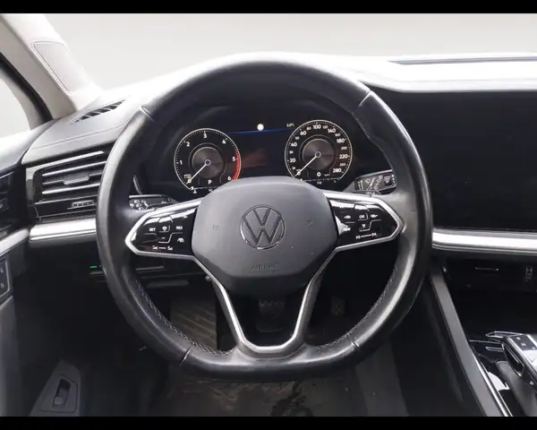 Volkswagen Touareg view 12