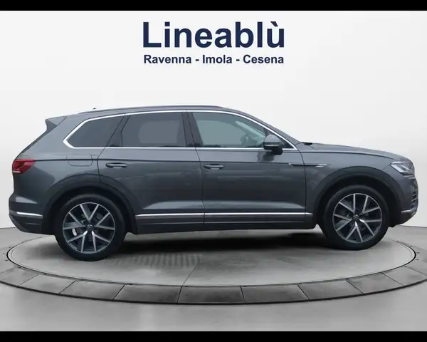 Volkswagen Touareg view 6