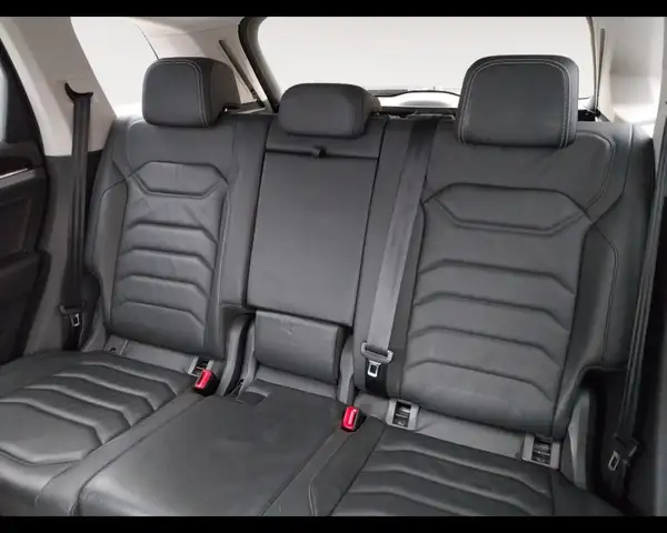 Volkswagen Touareg view 13