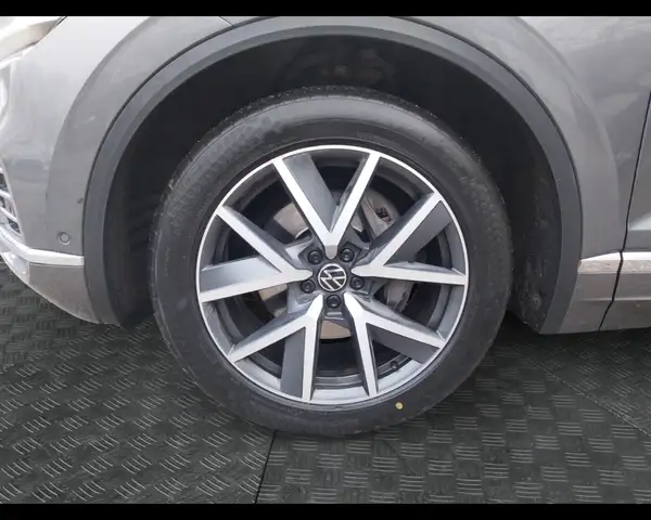Volkswagen Touareg view 14