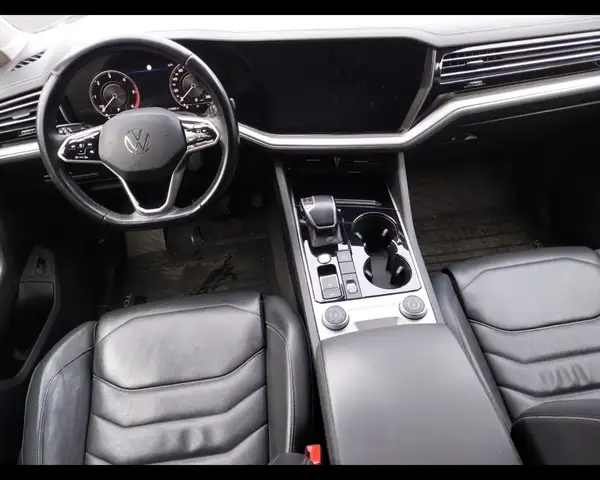 Volkswagen Touareg view 10