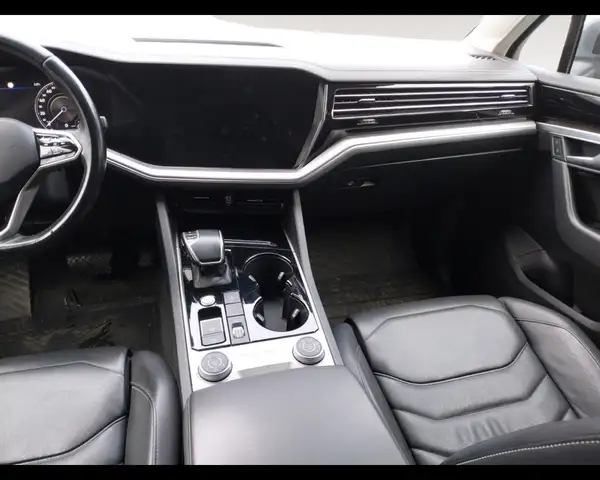 Volkswagen Touareg view 11