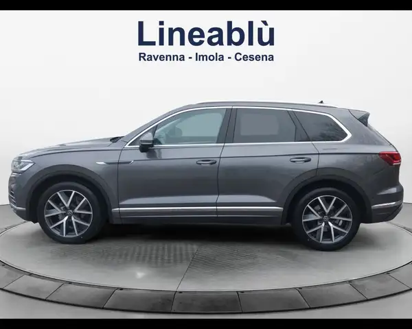 Volkswagen Touareg view 2