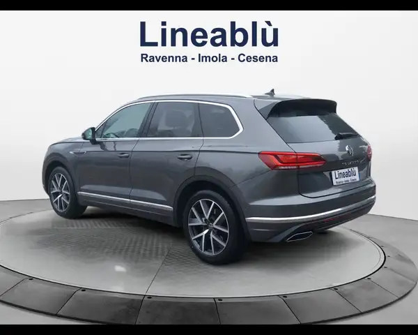 Volkswagen Touareg view 3