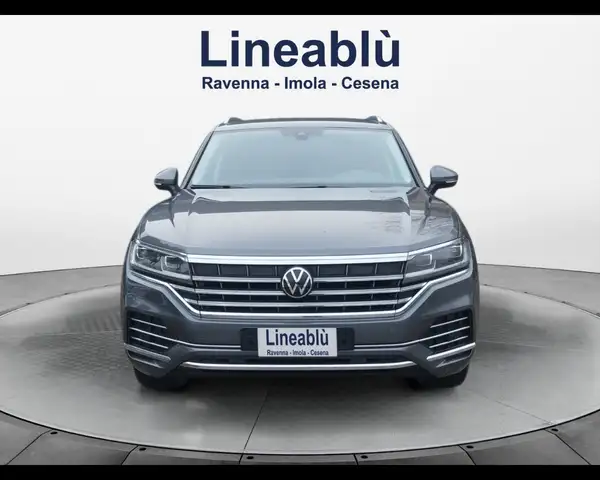 Volkswagen Touareg view 8