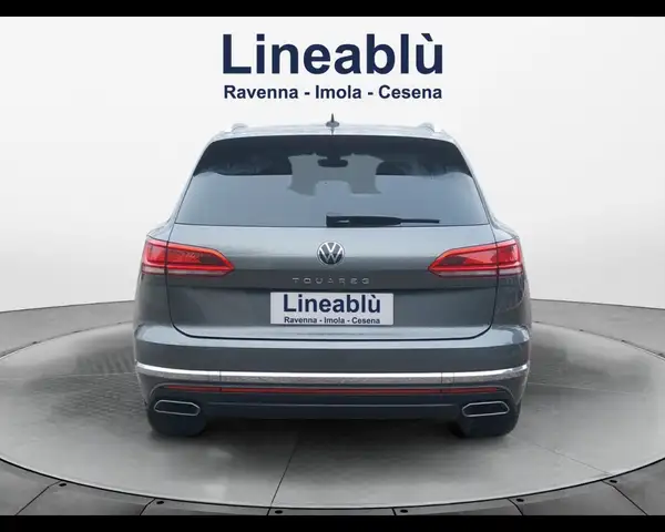 Volkswagen Touareg view 4