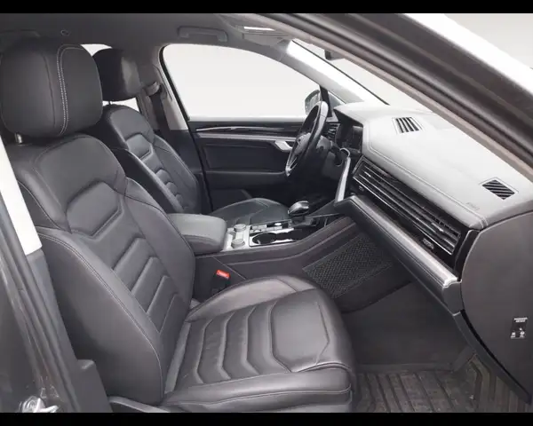 Volkswagen Touareg view 15