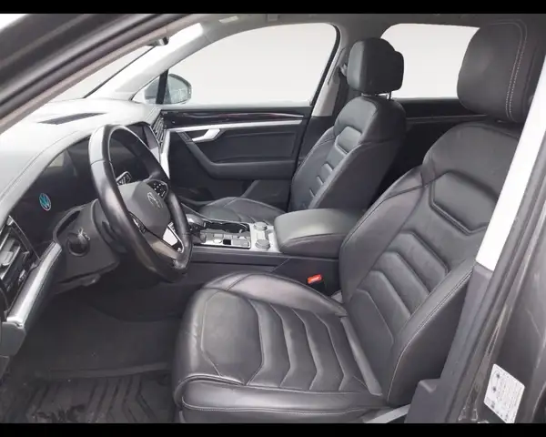 Volkswagen Touareg view 9