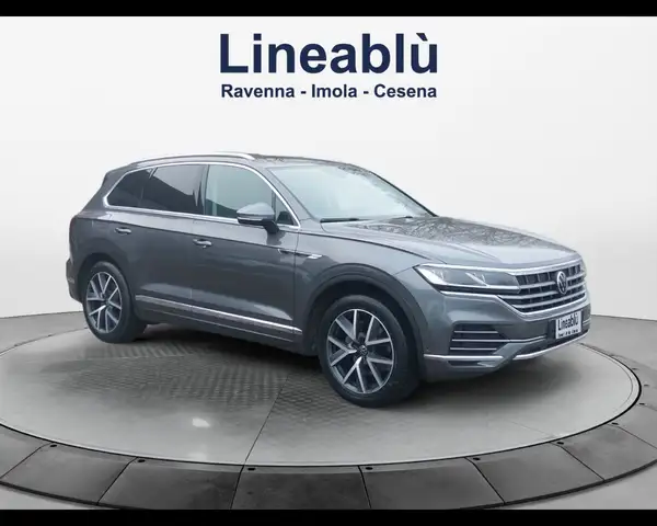 Volkswagen Touareg view 7