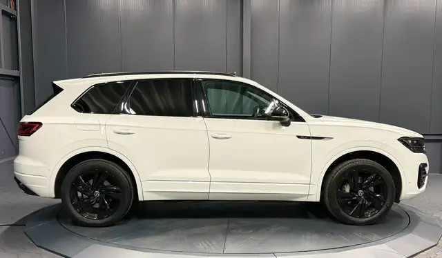 Volkswagen Touareg view 8