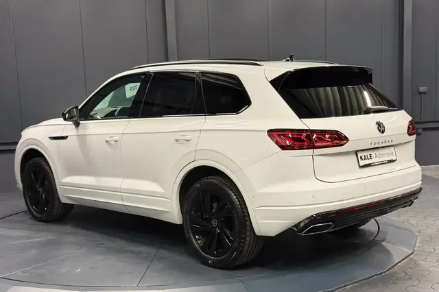 Volkswagen Touareg view 4