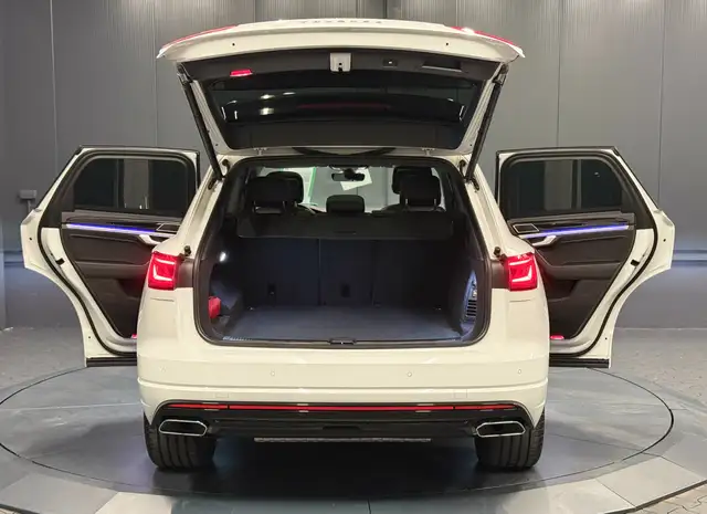 Volkswagen Touareg view 6