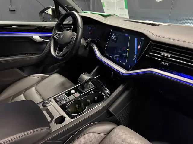 Volkswagen Touareg view 14