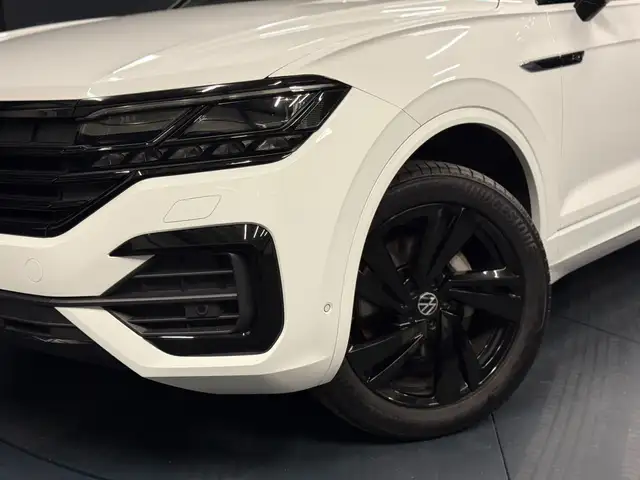 Volkswagen Touareg view 2