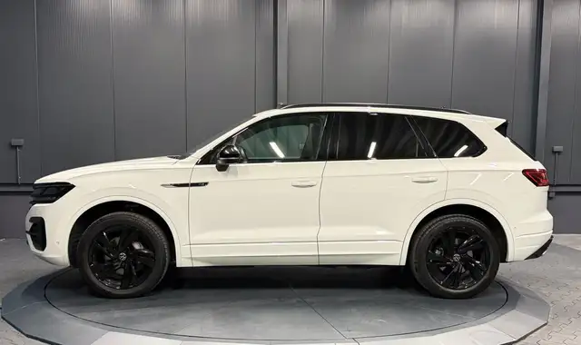 Volkswagen Touareg view 3