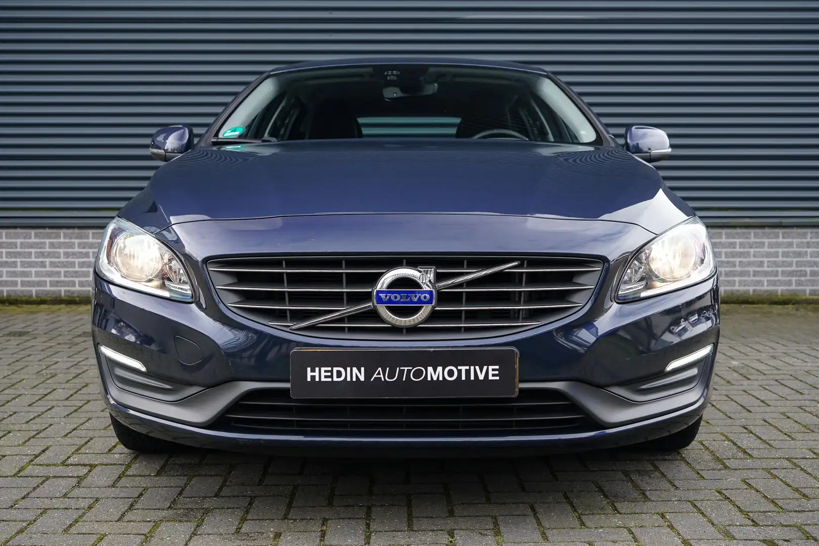 Volvo V60 1.6 T3 Momentum | City Safety | Automaat | Parkeer Blauw - 2