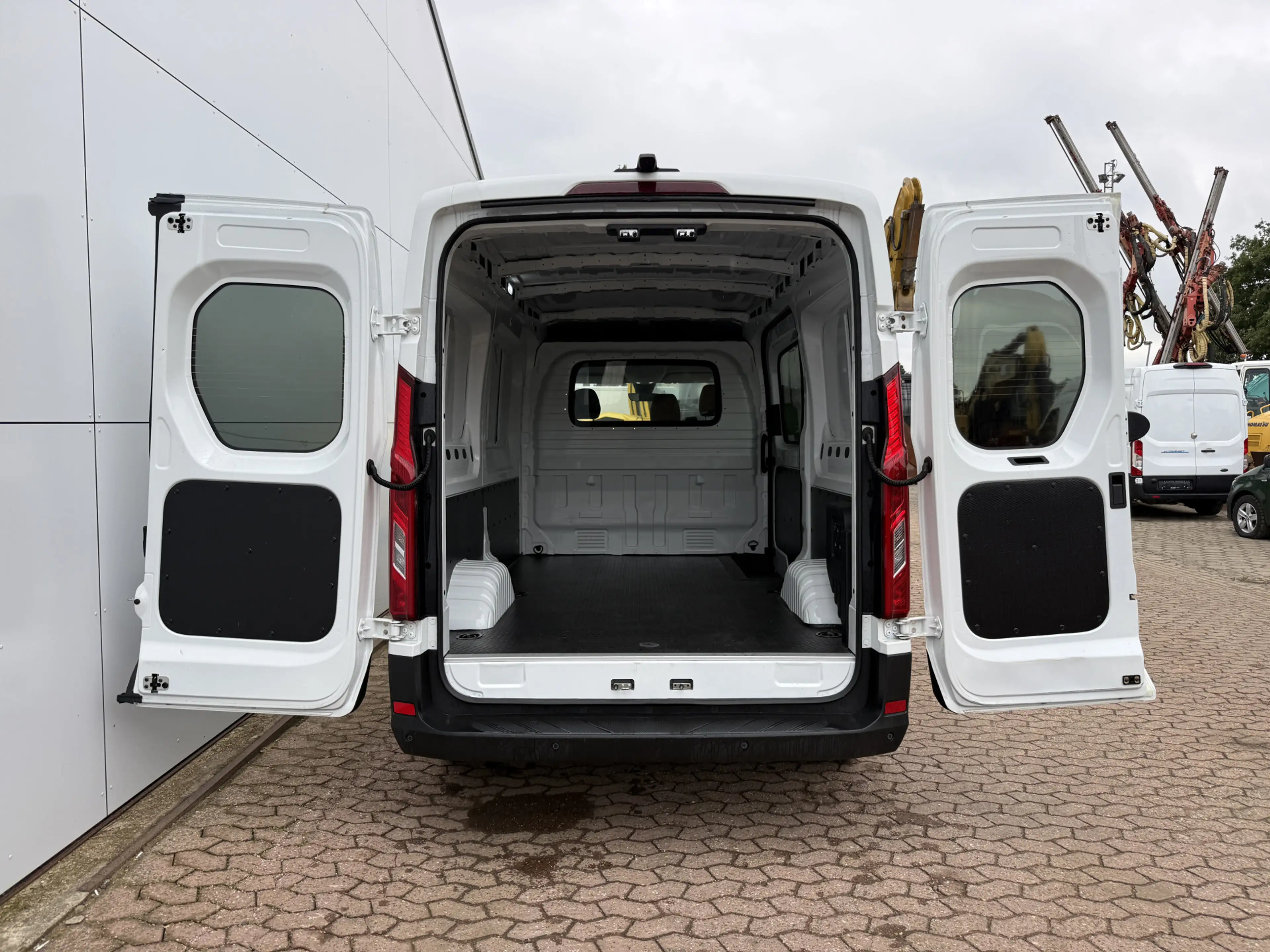 Maxus eDeliver 9 77kWh 204PK Nieuw model! L2H2 Glaspack/Camper 300k — photo 11