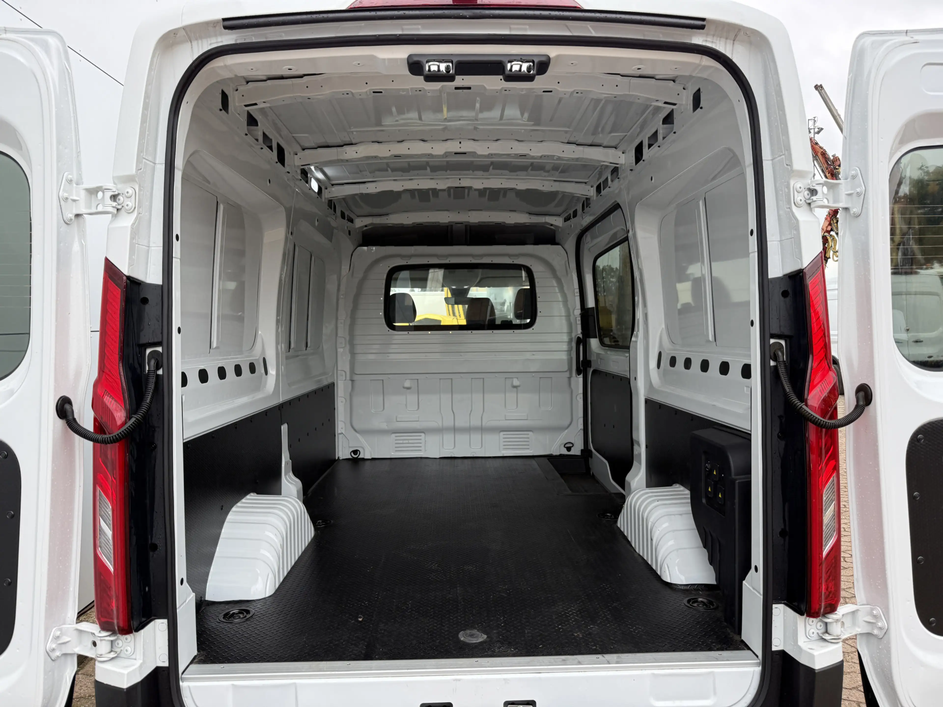 Maxus eDeliver 9 77kWh 204PK Nieuw model! L2H2 Glaspack/Camper 300k — photo 12