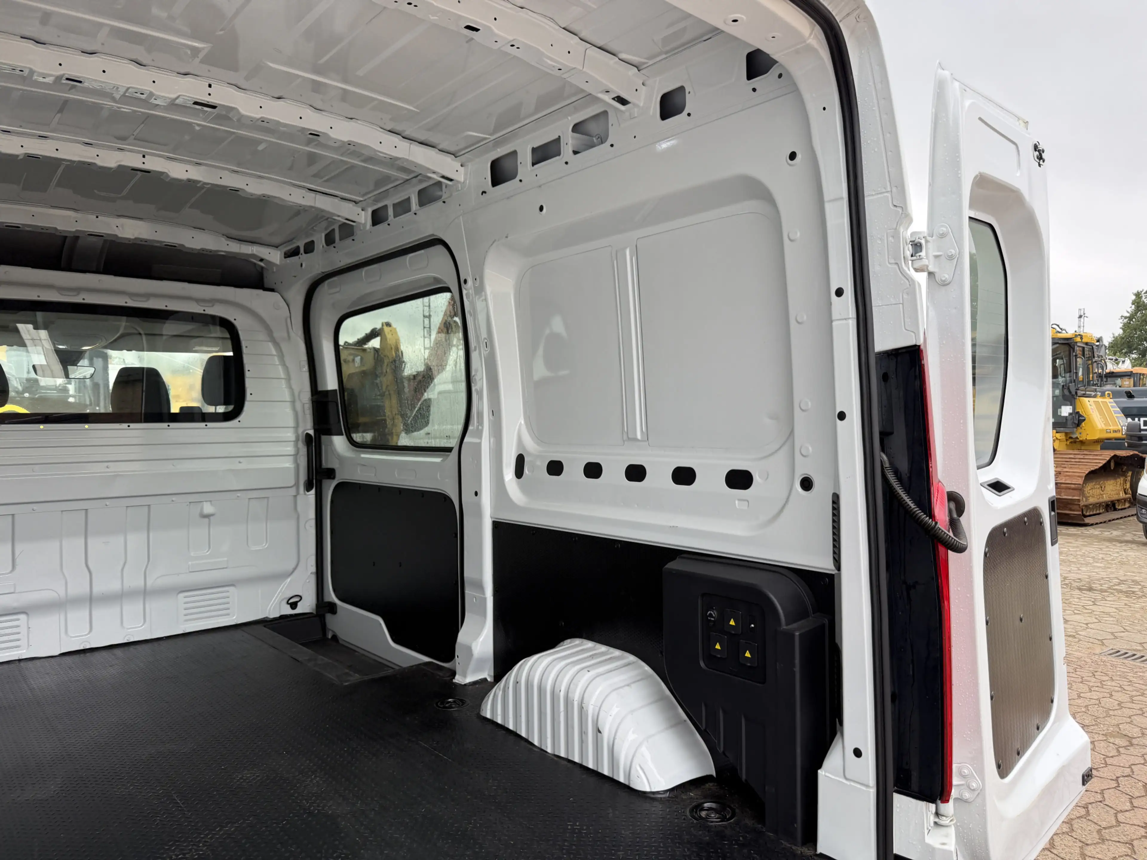 Maxus eDeliver 9 77kWh 204PK Nieuw model! L2H2 Glaspack/Camper 300k — photo 15