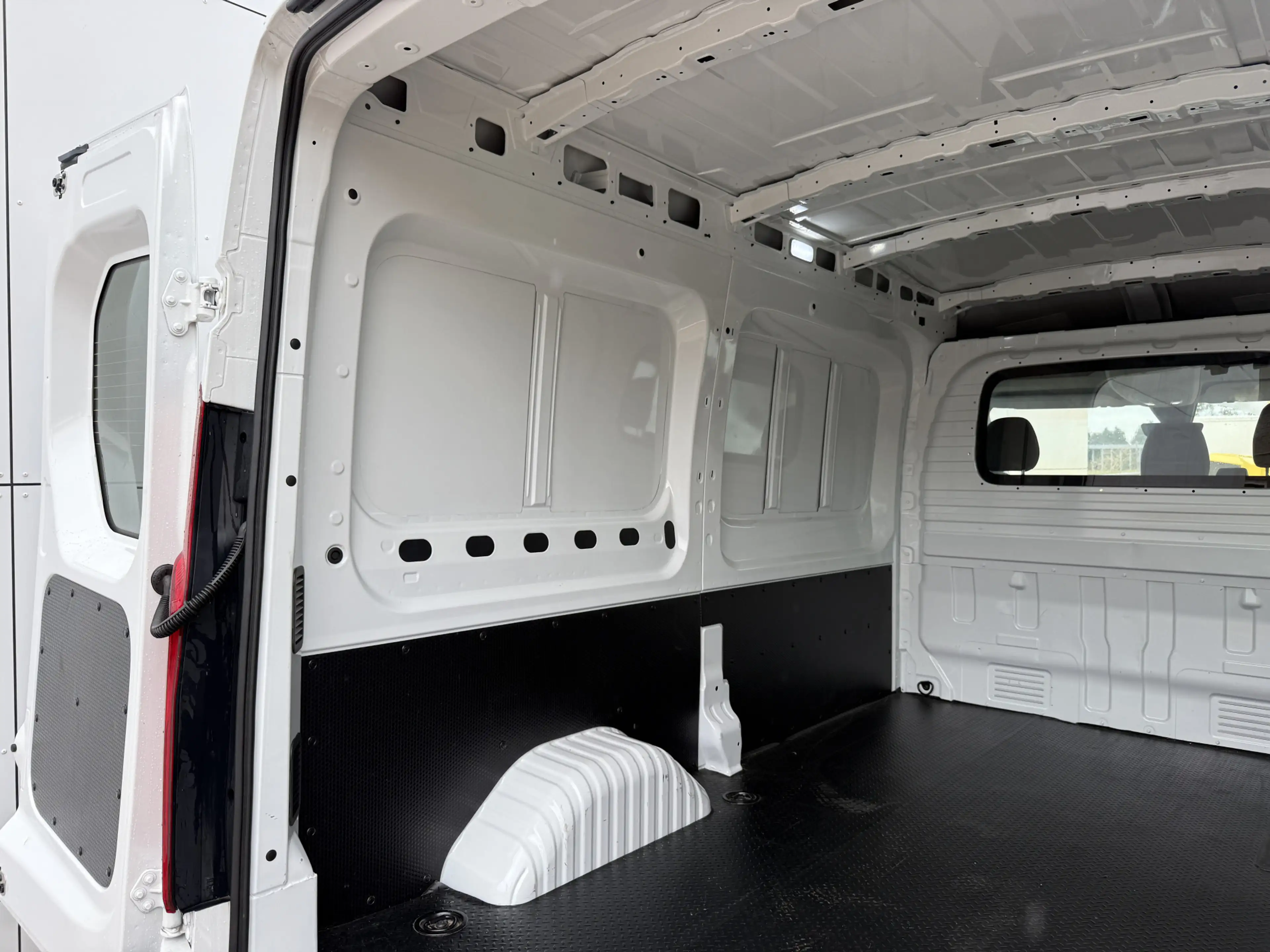 Maxus eDeliver 9 77kWh 204PK Nieuw model! L2H2 Glaspack/Camper 300k — photo 13