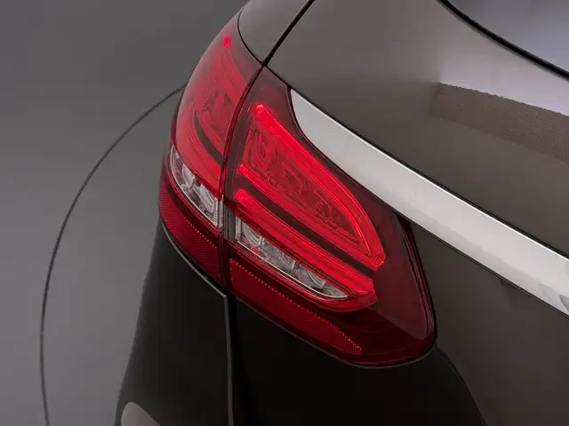 Mercedes-Benz C-Class view 25