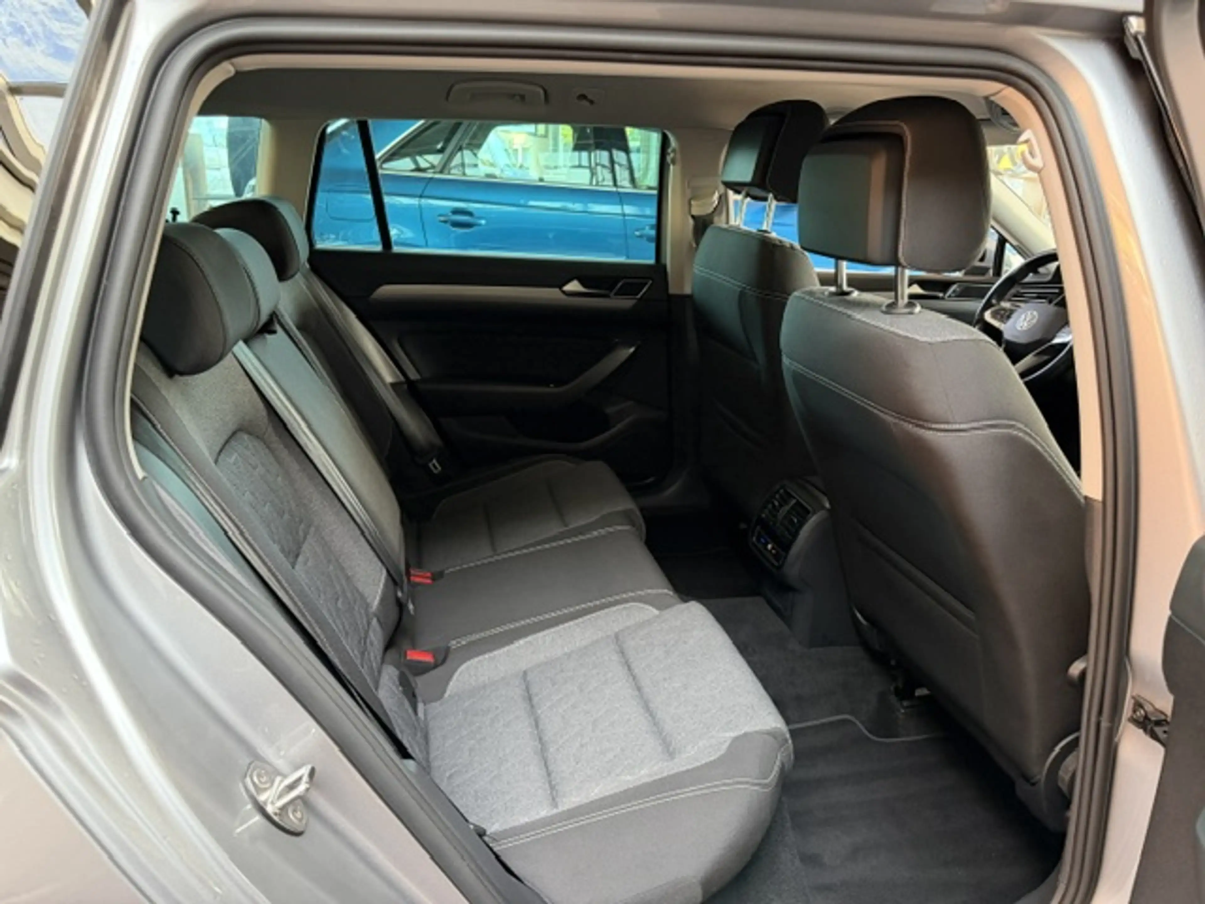 Volkswagen Passat Variant Business — photo 12