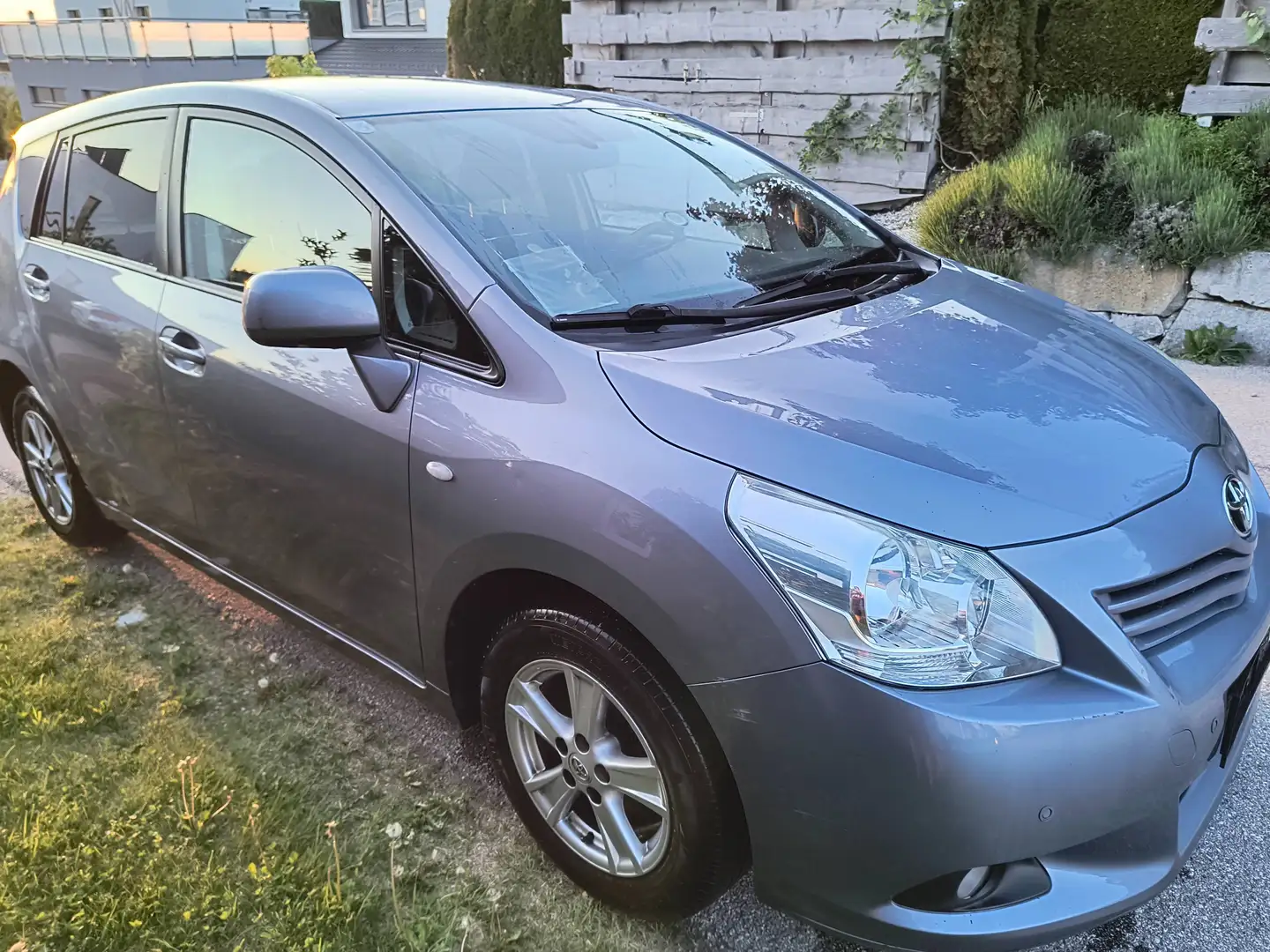 Toyota Verso Verso 1,6 Valvematic Young Family Young Family Blau - 1