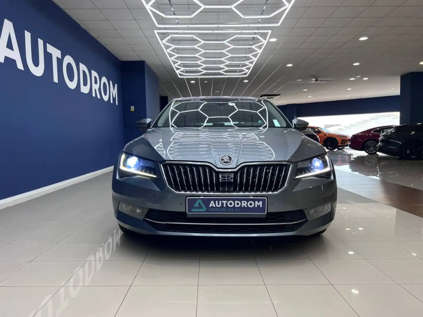 Skoda Superb 2.0TDI Style DSG 110kW Grau - 2