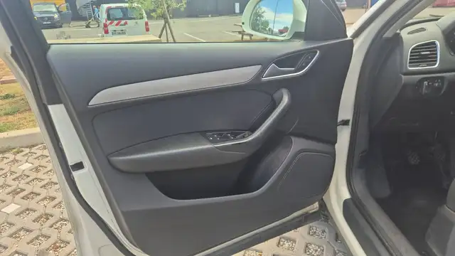 Audi Q3 view 7