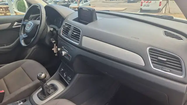 Audi Q3 view 10