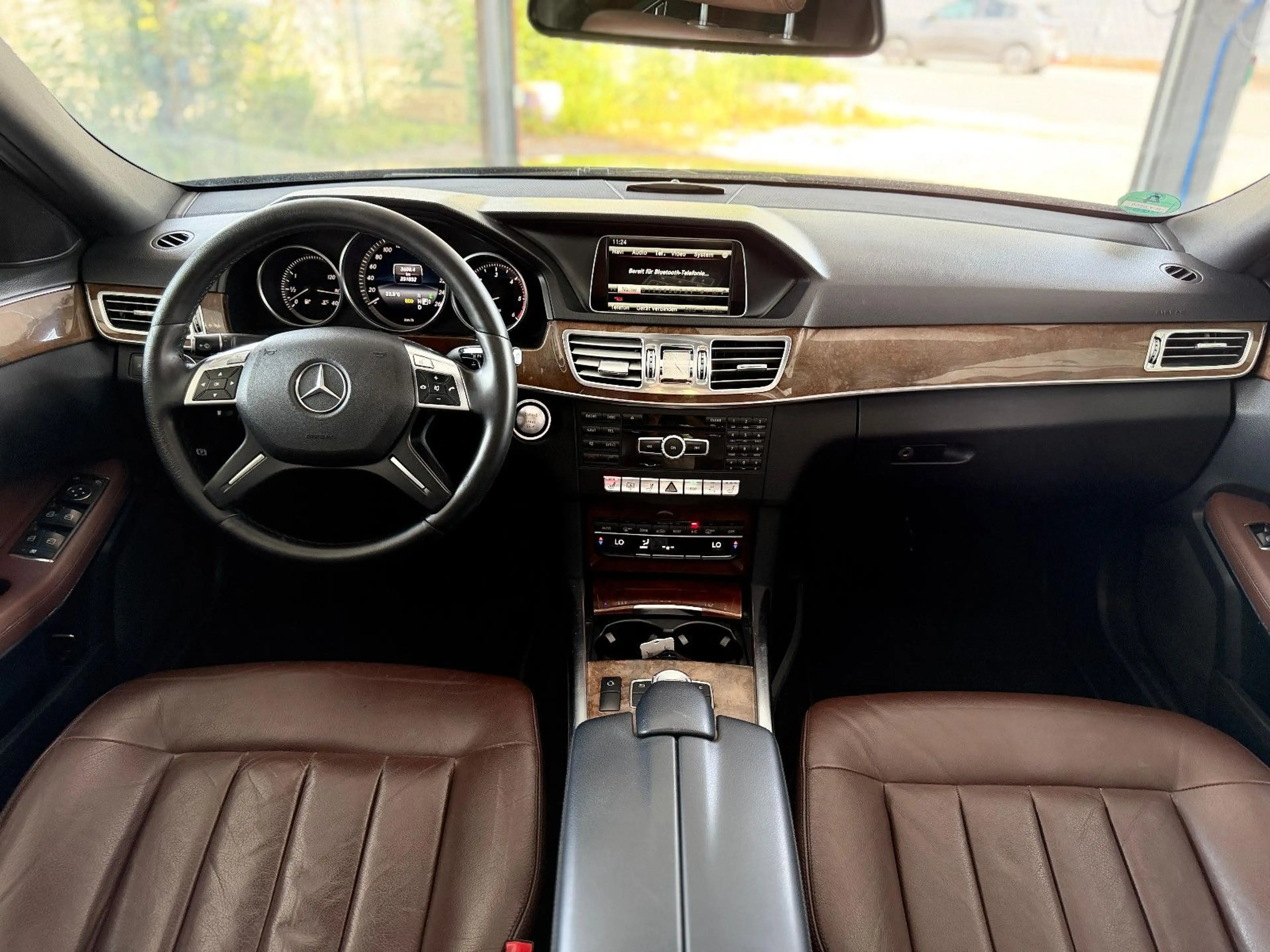 Mercedes-Benz E 300 BlueTec/ELEGANCE/PANO/LEDER/KAMERA/TEMPO/ — photo 12