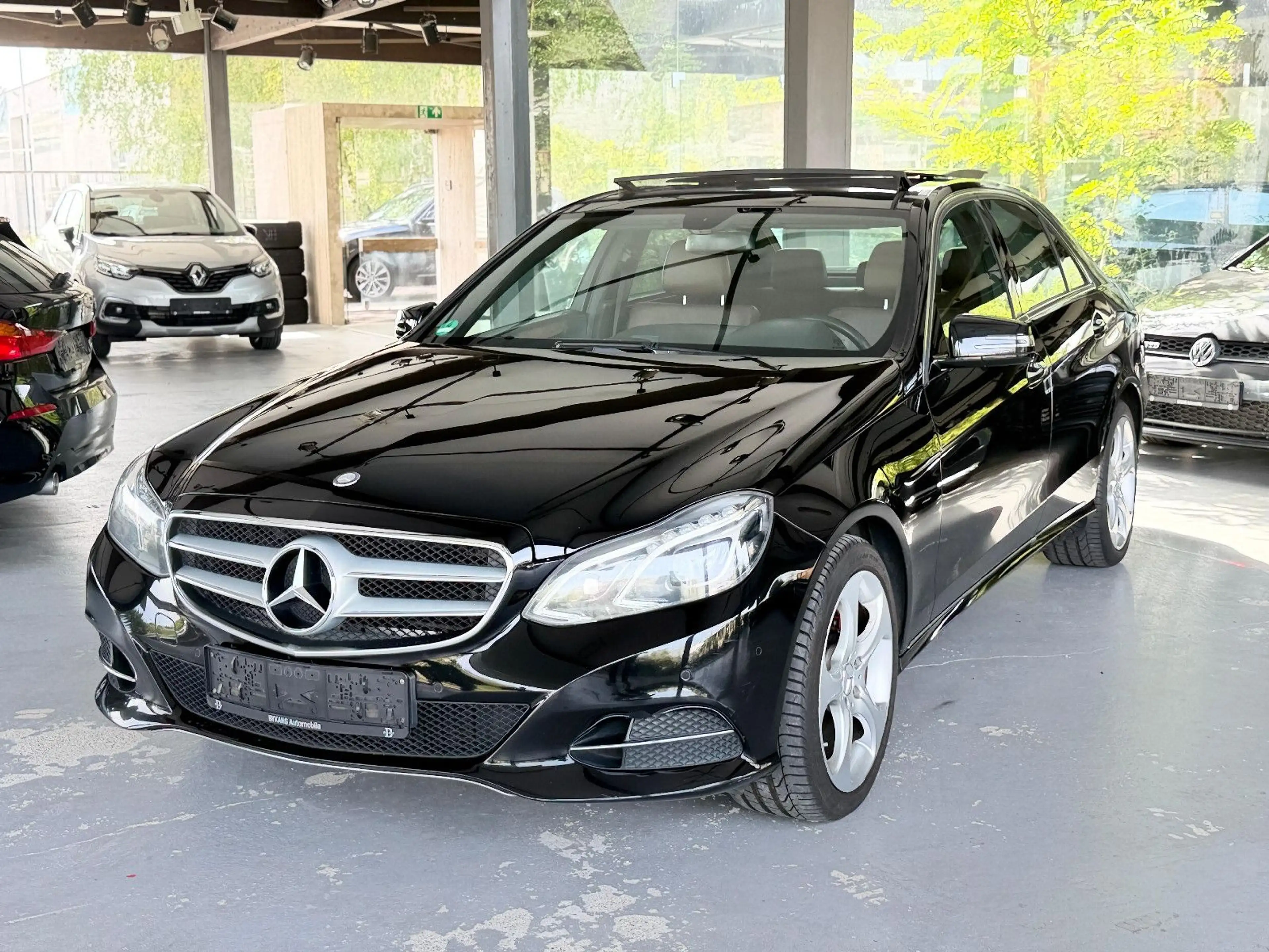 Mercedes-Benz E 300 BlueTec/ELEGANCE/PANO/LEDER/KAMERA/TEMPO/ — photo 3