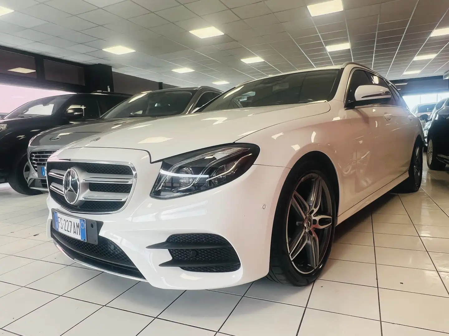 Mercedes-Benz E 220 *PREMIUMPLUS*HEAD-UP*RADAR*TAGL.UFFICIALI* Bílá - 2