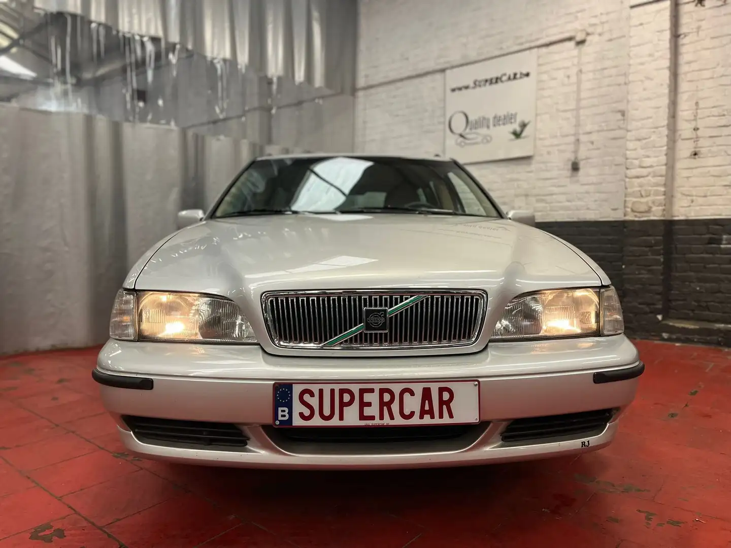 Volvo V70 2.5i Europa * EXCEPTIONNEL * V/E * 238 X 48 MOIS * Argent - 2