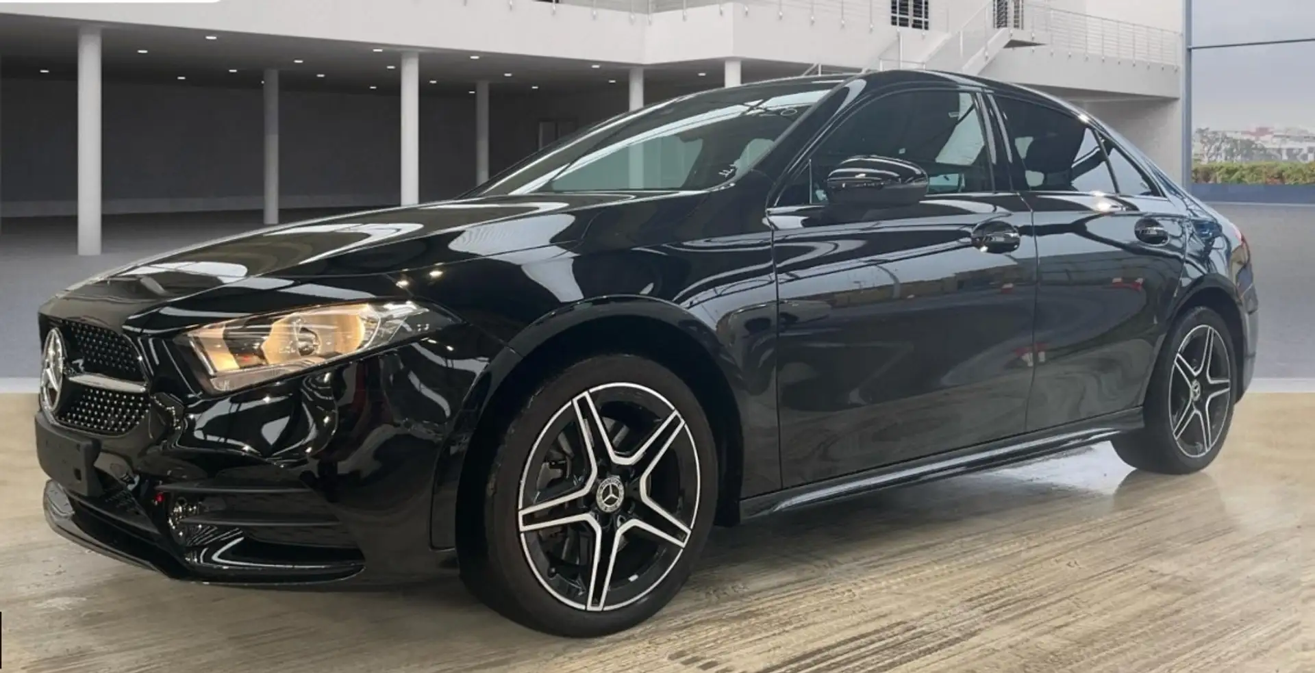 Mercedes-Benz A 250 e AMG-Line Limo Schwarz - 2