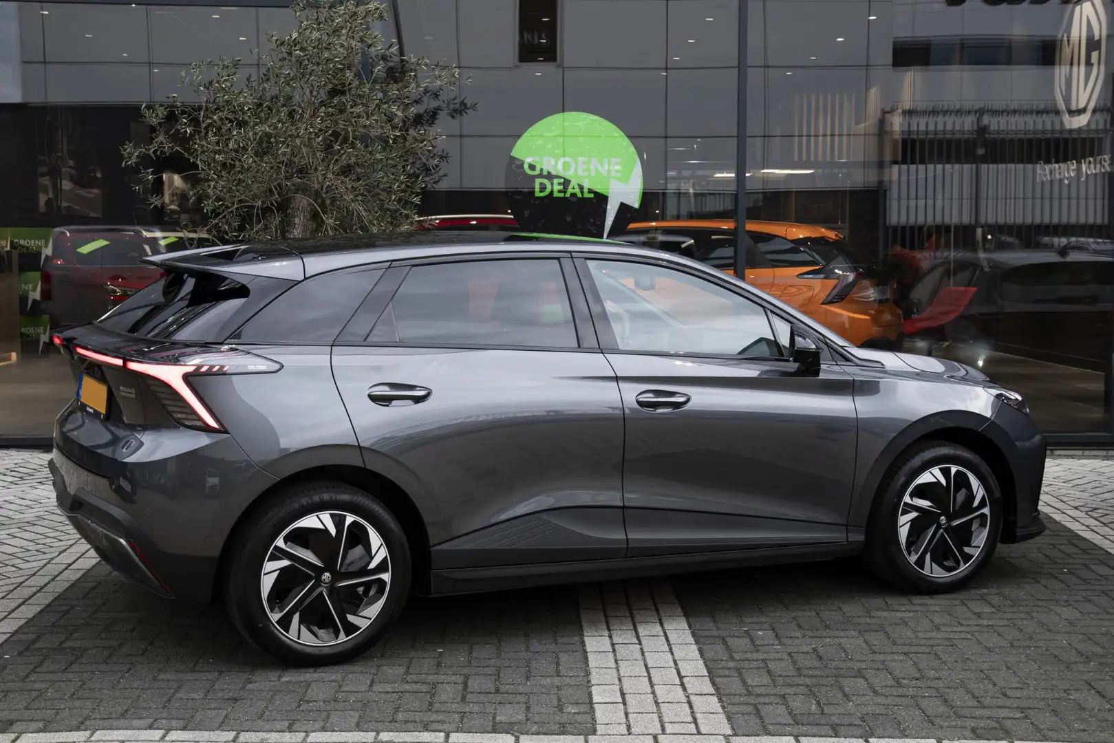 MG MG4 Electric Luxury 64 kWh MG 4 Luxury 64 kWh 435 KM W Grijs - 2