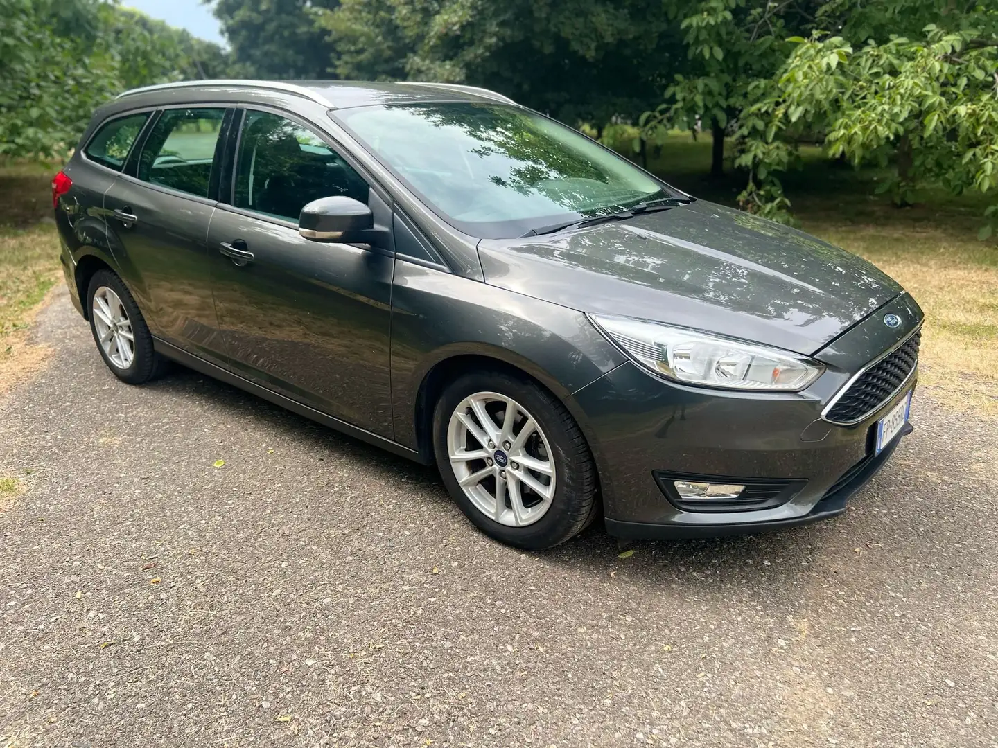 Ford Focus IV 2015 SW SW 1.5 tdci Titanium X s Grau - 2