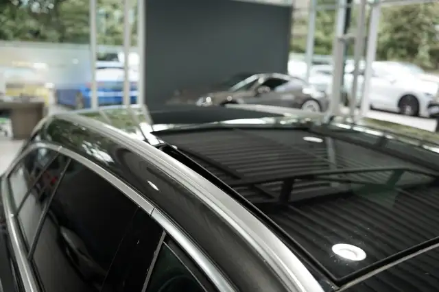 Mercedes-Benz 220 view 11