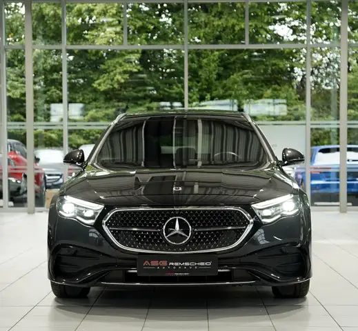 Mercedes-Benz 220 view 3