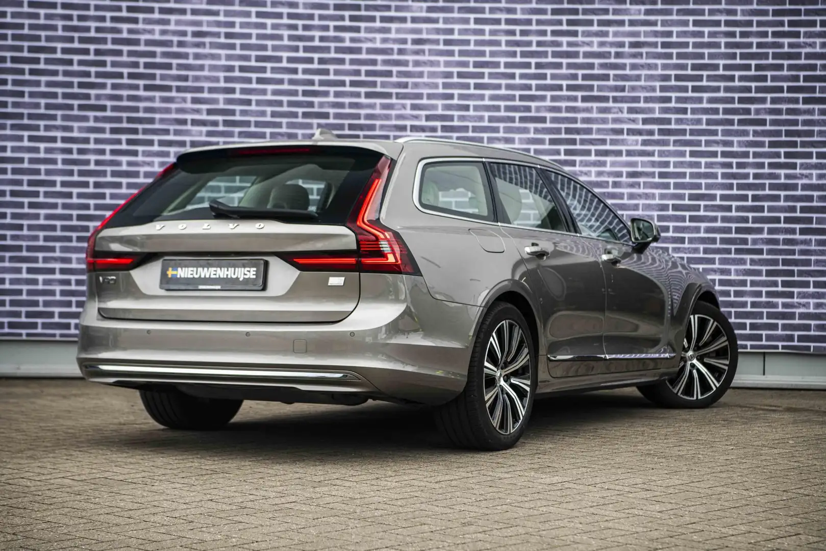 Volvo V90 2.0 T6 AWD Inscription | Long Range | Adaptieve Cr Grijs - 2