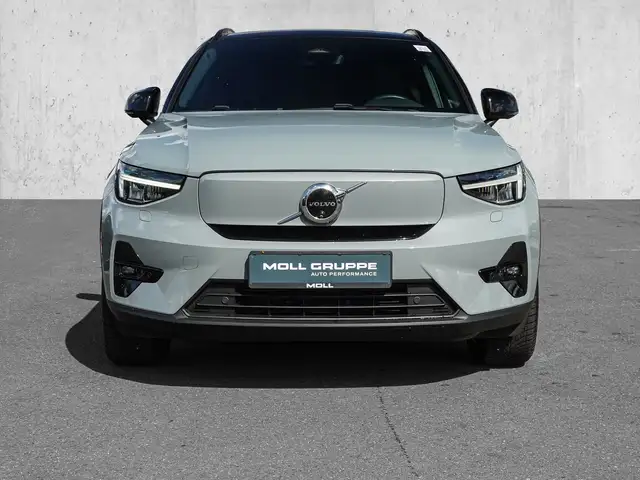 Volvo XC40 view 3